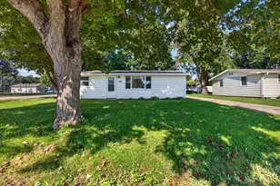 102 N Woodlawn St, Downs, IL 61736 - Photo 2