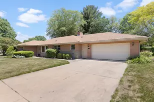 1915 Greenfield Ln, Rockford, IL 61107 - Photo 2