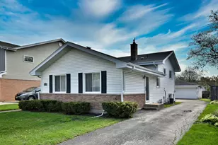 861 S Hawthorne Ave, Elmhurst, IL 60126 - Photo 1
