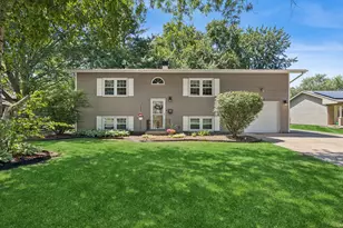 725 Wiltshire Ct, Crystal Lake, IL 60014 - Photo 1