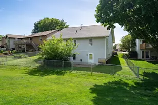 2014 Woodhavens Dr, Bloomington, IL 61701 - Photo 24