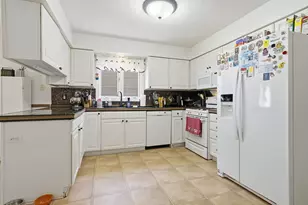 2014 Woodhavens Dr, Bloomington, IL 61701 - Photo 2