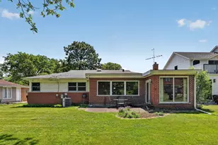 1400 London Ln, Glenview, IL 60025 - Photo 4