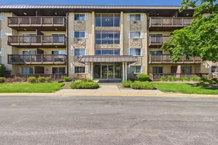 2222 S Goebbert Rd, Arlington Heights, IL 60005 - Photo 1