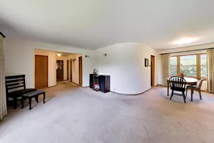 3360 W Arthur Ave, Lincolnwood, IL 60712 - Photo 4