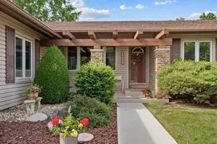 230 Yarmouth Rd, Elk Grove Village, IL 60007 - Photo 2