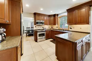 1310 W Hampton Pl, Palatine, IL 60067 - Photo 6