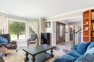 27W306 Victoria Ln, Winfield, IL 60190 - Photo 4