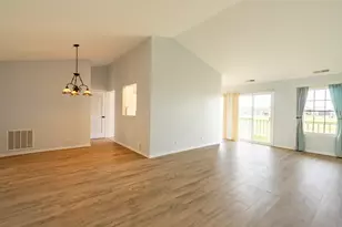 629 W Streamwood Blvd, Streamwood, IL 60107 - Photo 4