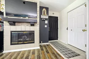 383 Woodview Cir, Elgin, IL 60120 - Photo 2