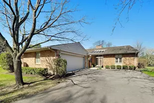 107 Briarwood Ln, Oak Brook, IL 60523 - Photo 2