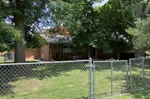 425 Crestmore Ave, Mattoon, IL 61938 - Photo 2