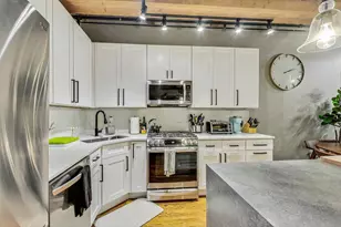 420 W Ontario St, Chicago, IL 60654 - Photo 12
