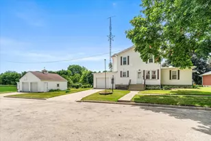 305 E Navaho Ave, Shabbona, IL 60550 - Photo 2