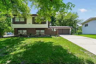 702 W Fitzhenry Ct, Glenwood, IL 60425 - Photo 1