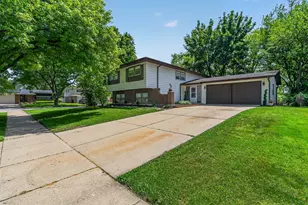 702 W Fitzhenry Ct, Glenwood, IL 60425 - Photo 4