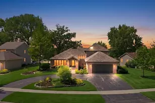534 Whispering Pines Rd, Lindenhurst, IL 60046 - Photo 1