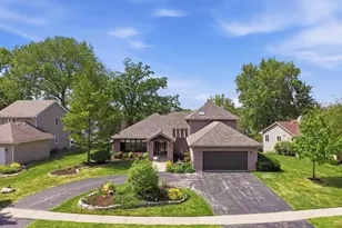 534 Whispering Pines Rd, Lindenhurst, IL 60046 - Photo 2