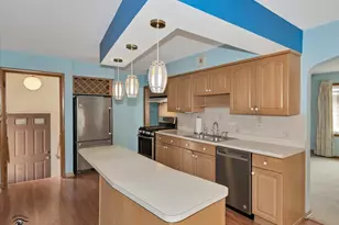 10208 S St Louis Ave, Evergreen Park, IL 60805 - Photo 6