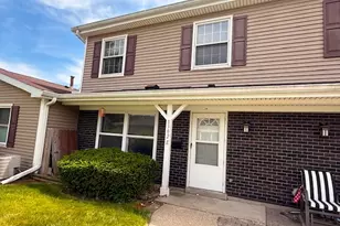 1302 Kingsbury Dr, Hanover Park, IL 60133 - Photo 2