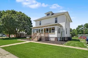 422 N 2nd St, Cissna Park, IL 60924 - Photo 2