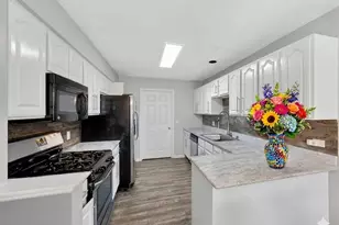 979 Huntington Dr, Elk Grove Village, IL 60007 - Photo 8