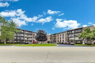 701 W Huntington Commons Rd, Mount Prospect, IL 60056 - Photo 2