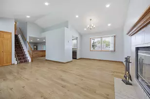 898 Debra Ln, Elk Grove Village, IL 60007 - Photo 6