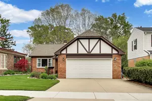 313 S Hi Lusi Ave, Mount Prospect, IL 60056 - Photo 2