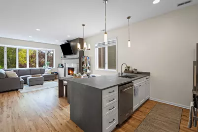 1433 W Belle Plaine Avenue #2E, Chicago, IL 60613 - Photo 4