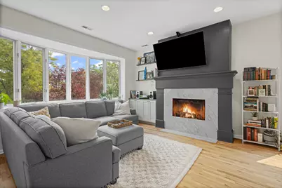 1433 W Belle Plaine Avenue #2E, Chicago, IL 60613 - Photo 2