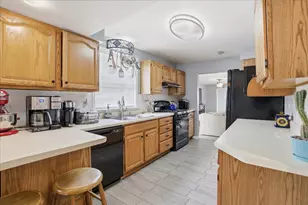 551 Sunset Dr, Elgin, IL 60123 - Photo 10