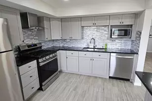 9268 Barberry Ln, Des Plaines, IL 60016 - Photo 6