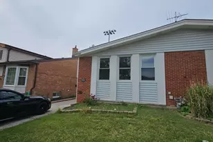 9268 Barberry Ln, Des Plaines, IL 60016 - Photo 2