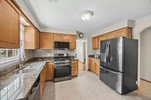 9819 S Millard Ave, Evergreen Park, IL 60805 - Photo 6