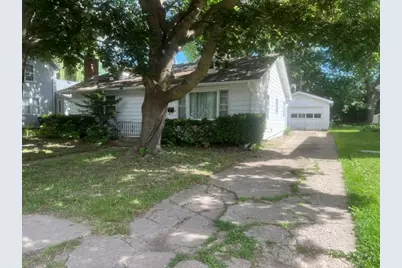 807 E Illinois Street, Freeport, IL 61032 - Photo 2