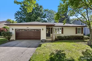 995 Blackhawk Dr, Elgin, IL 60120 - Photo 1