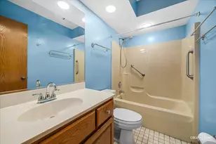 995 Blackhawk Dr, Elgin, IL 60120 - Photo 10