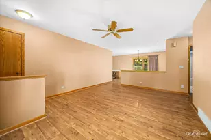 995 Blackhawk Dr, Elgin, IL 60120 - Photo 4