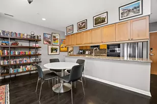 1572 Maple Ave, Evanston, IL 60201 - Photo 4