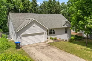 1820 W Oakleaf Dr, McHenry, IL 60051 - Photo 2
