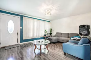 3237 W 38th Pl, Chicago, IL 60632 - Photo 4