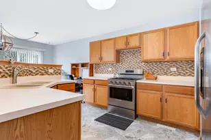 604 Silver Creek Dr, Joliet, IL 60431 - Photo 8