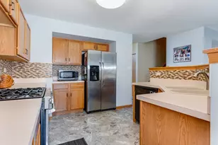 604 Silver Creek Dr, Joliet, IL 60431 - Photo 10