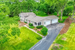 325 Canterbury Ln, Inverness, IL 60010 - Photo 2