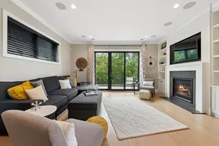 1731 W Roscoe St, Chicago, IL 60657 - Photo 2