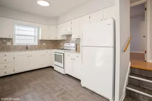 1022 Arnold Ct, Des Plaines, IL 60016 - Photo 2