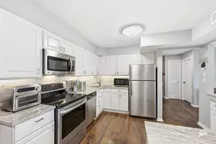 925 Spring Hill Dr, Northbrook, IL 60062 - Photo 2