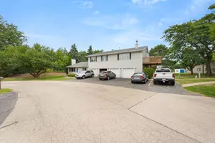 1833 Kerrybrook Ct, Sycamore, IL 60178 - Photo 4