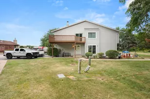1833 Kerrybrook Ct, Sycamore, IL 60178 - Photo 2